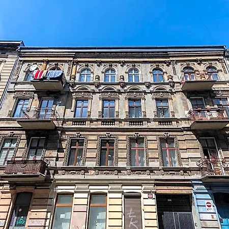 Centrum 5a Prochnika 21 호텔 우치