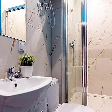 Centrum 5a Prochnika 21 호텔 *
